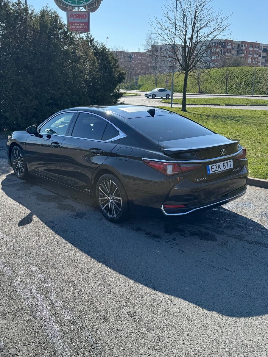 Lexus ES300h rok 2022