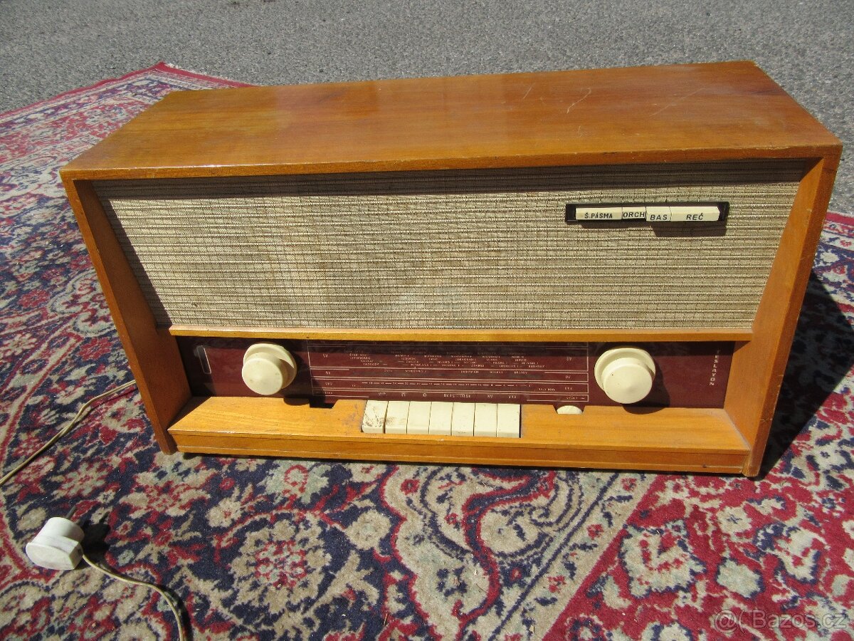 Nabízím staré radio Tesla 536A. Radio svítí ,ale nehraje. Pr