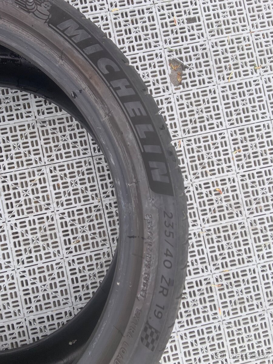 Pneu 235/40/19