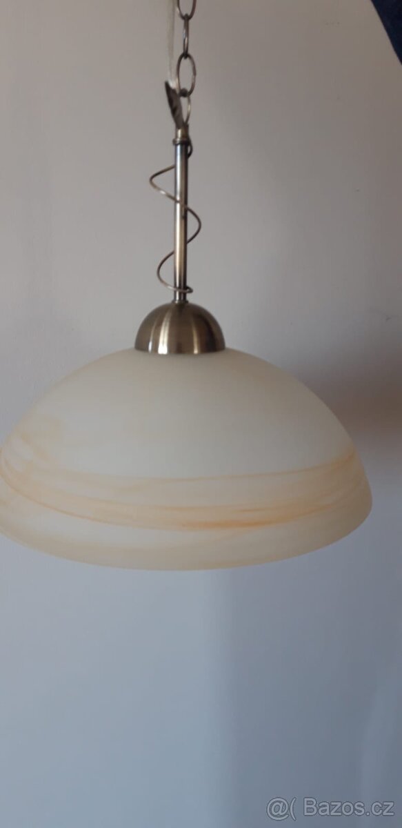 Lampa stropní jemně zbarvená