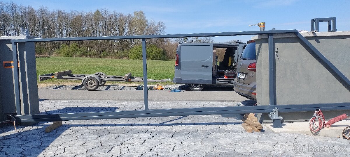 Posuvná, nesená brána nová