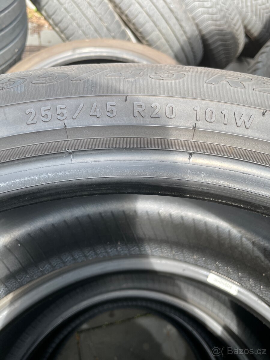Pirelli 255/45 r20 scorpion verde