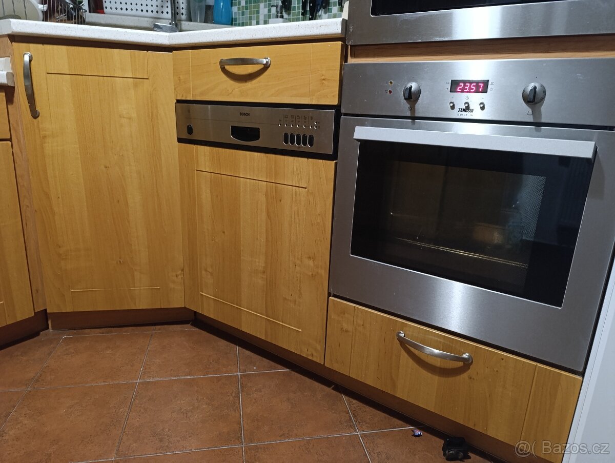 Funkční vstavaná myčka Bosch+ trouba Zanussi+ Digestoř+Deska
