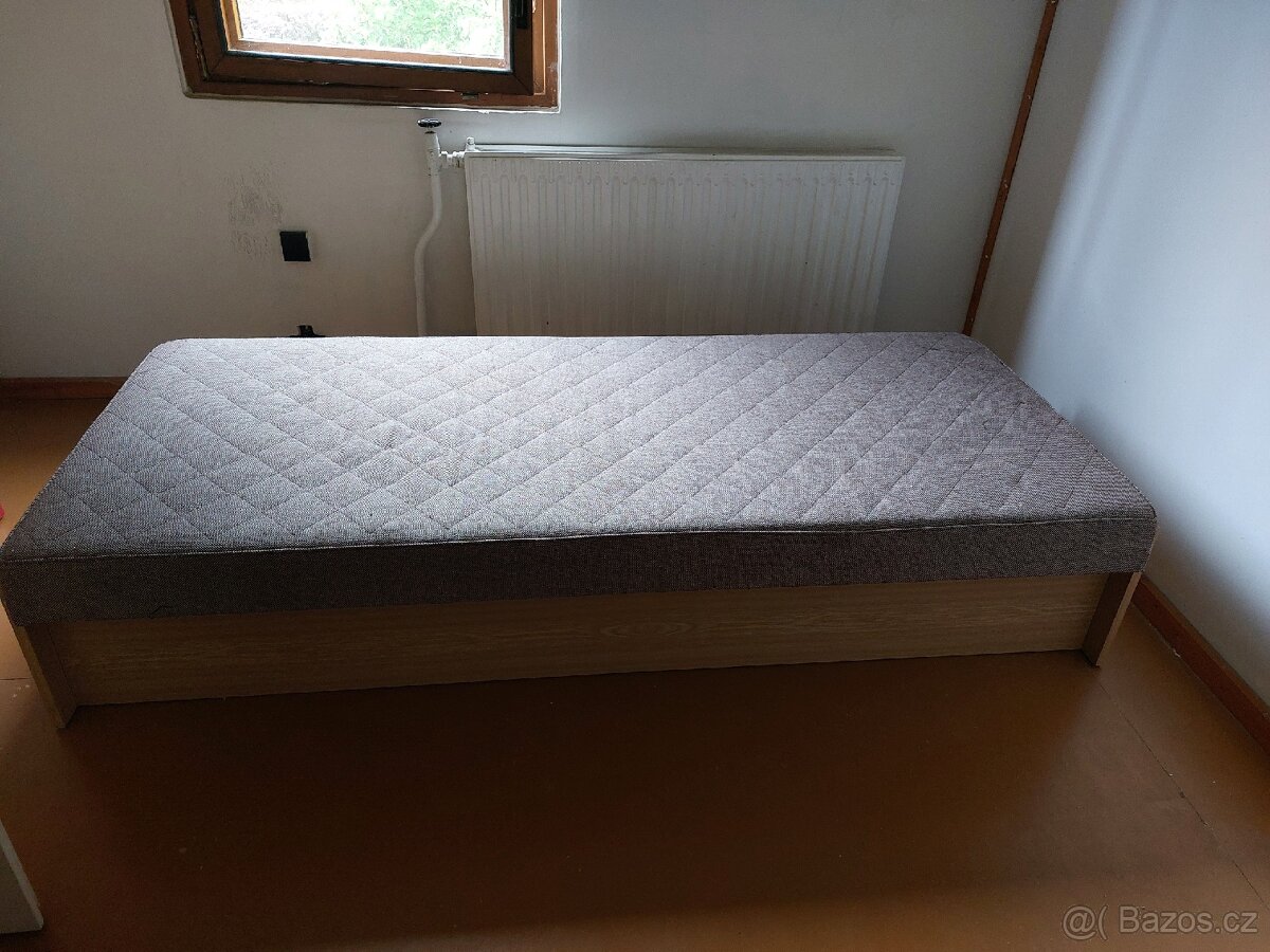 Postel s úložným prostorem
