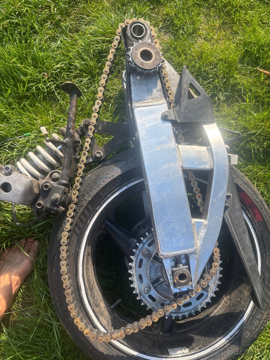 Rozprodam zadni cast z Honda CBR 929RR Fireblade 00-01