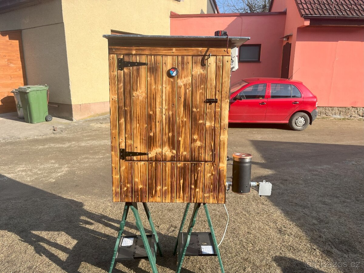 Udírna s dymboxem
