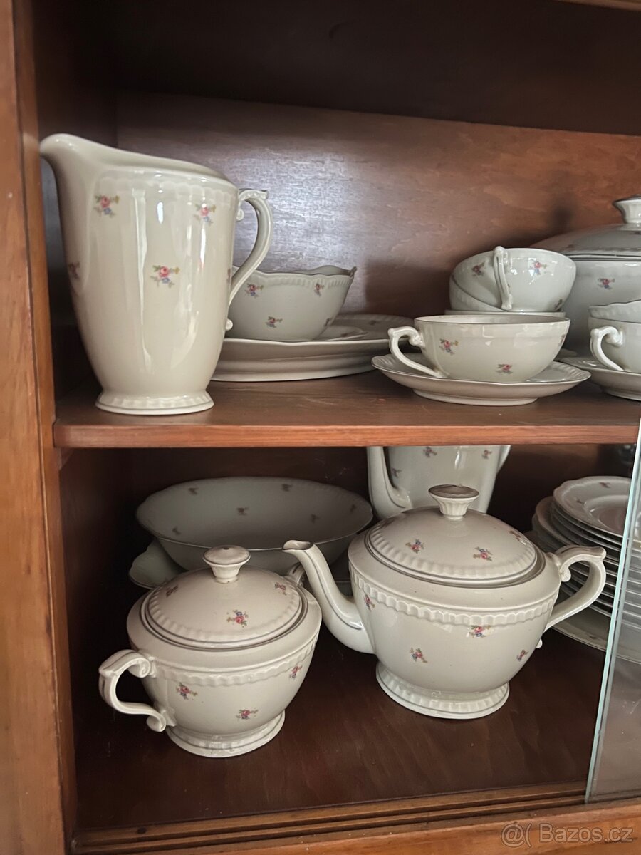 Servírovací porcelanové sady. Talíře, skleničky, mísy