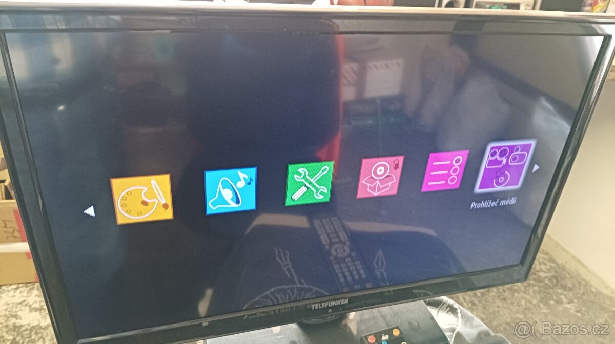 Tv TELEFUNKEN model T 24 TX 189 LP s dálkovým ovladačem.