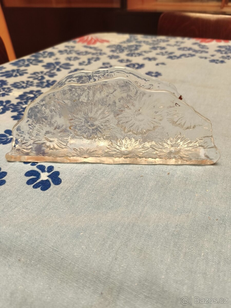 skleněný stojánek na ubrousky