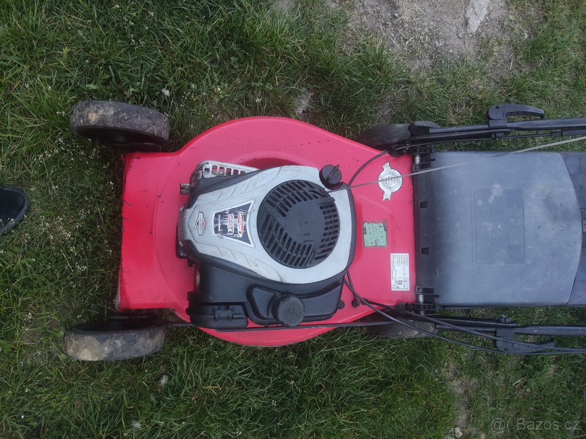 Benzínová sekačka na trávu