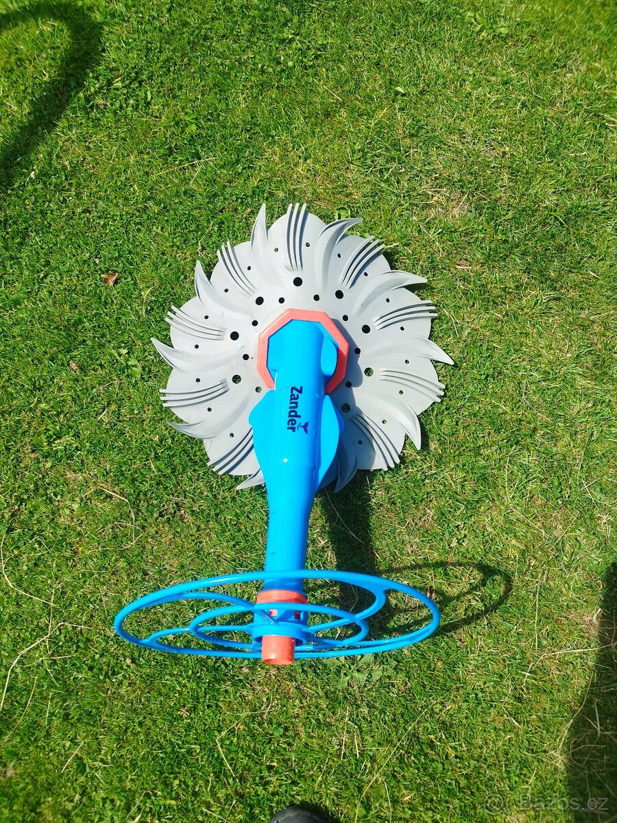 Automatický vysavač do bazénu.