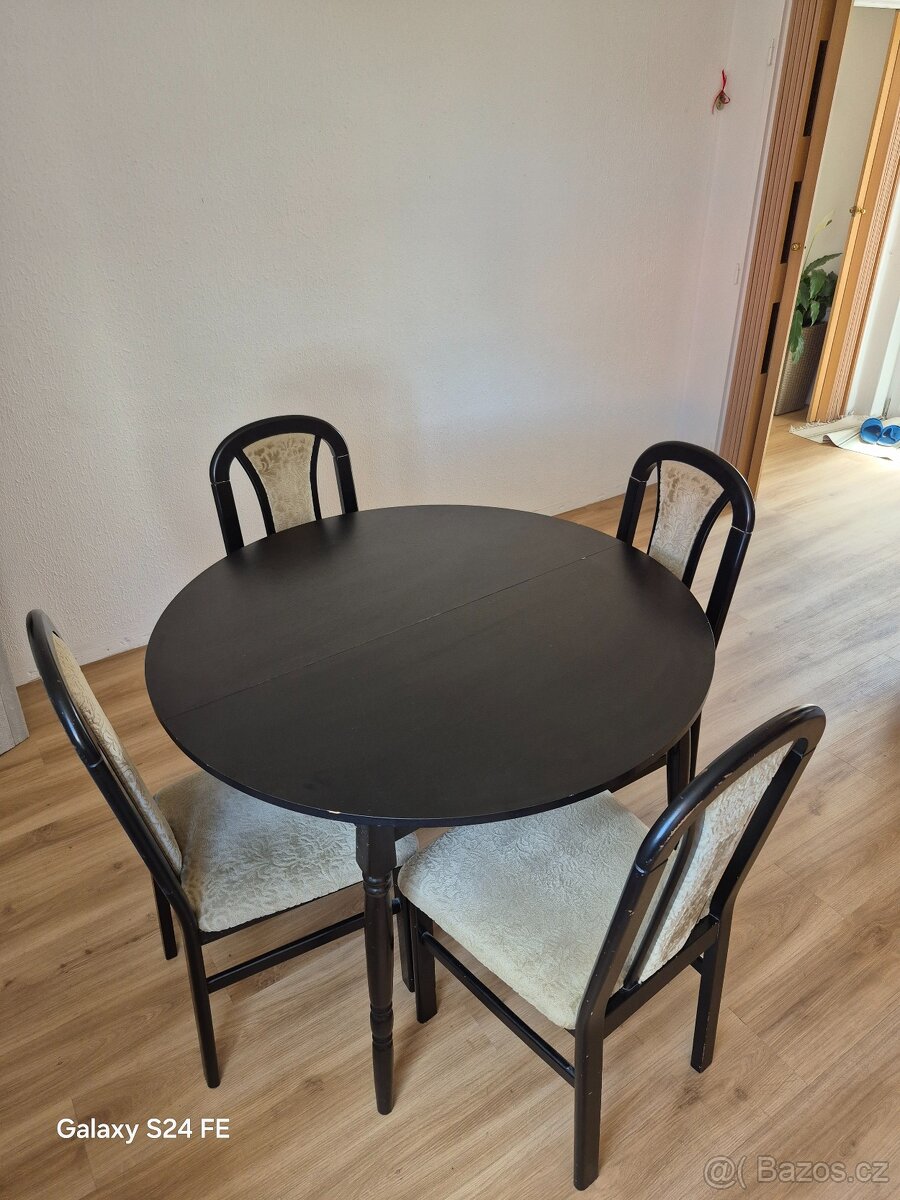 Jídelní stůl + 4 židle