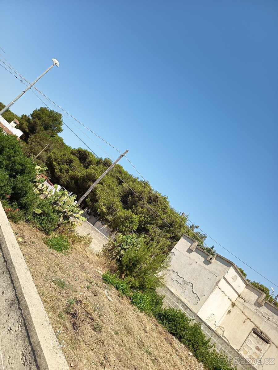 Krásný obezděný pozemek cca 600 m² jen 600 m od pláže na jih