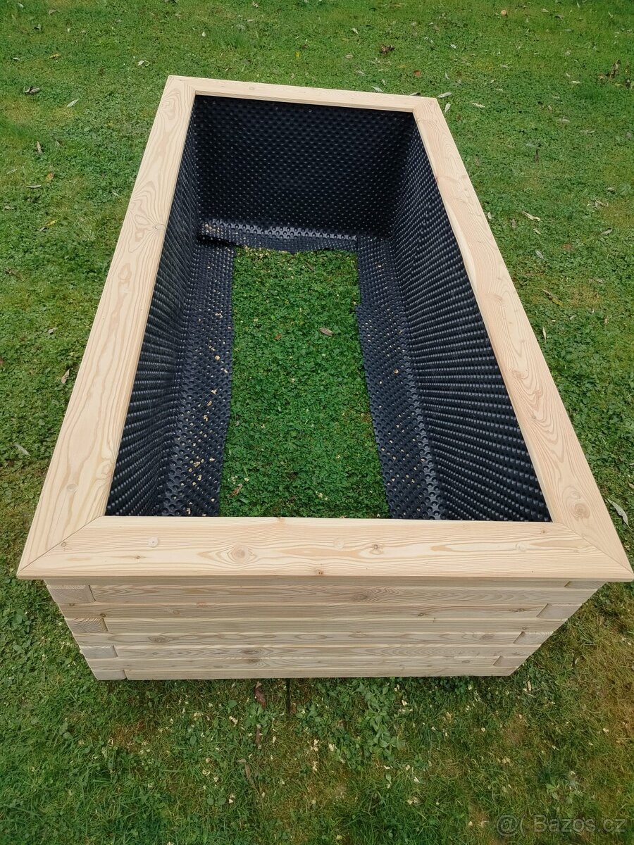 Vyvýšený záhon modřín