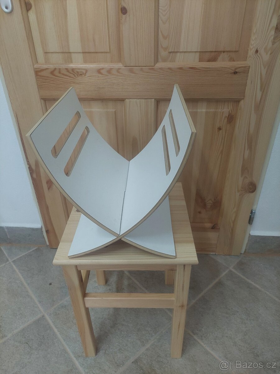 Dřevěný stojánek