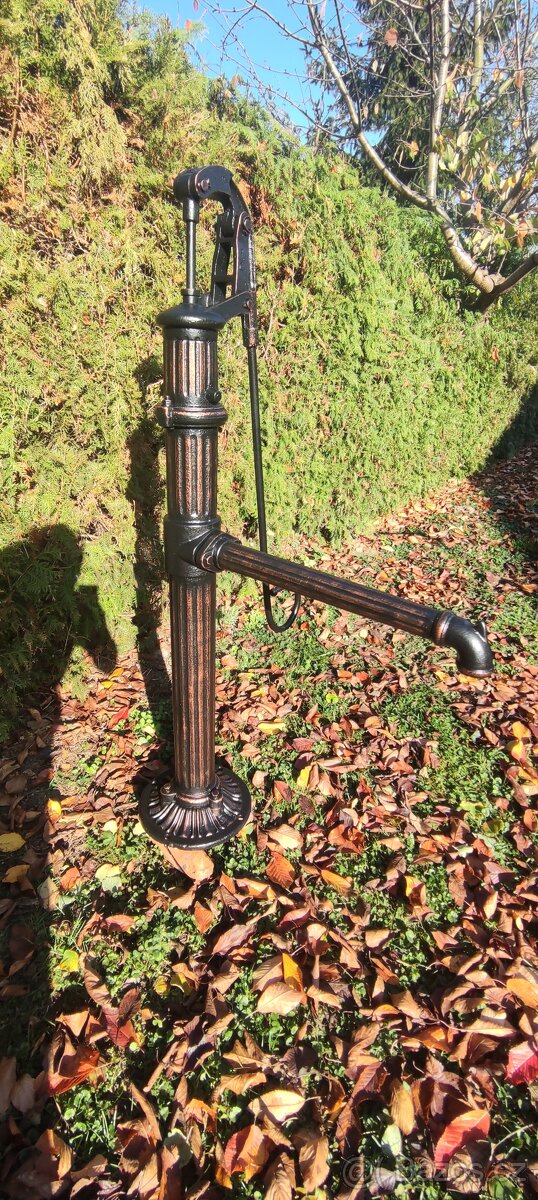 Stara litinová ruční pumpa na vodu studnu po renovace