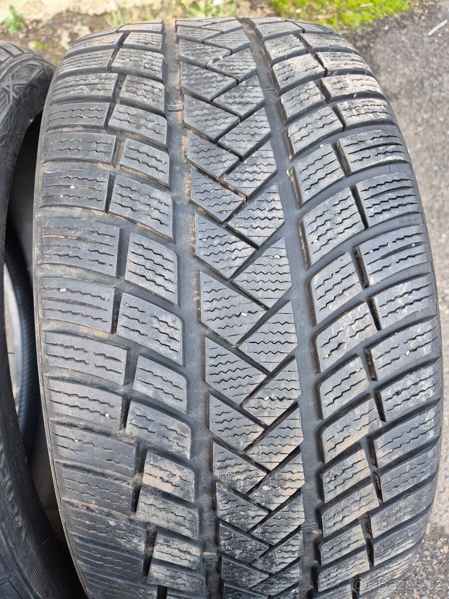 235/40r19 -Zimni 2ks Vredestein 6mm