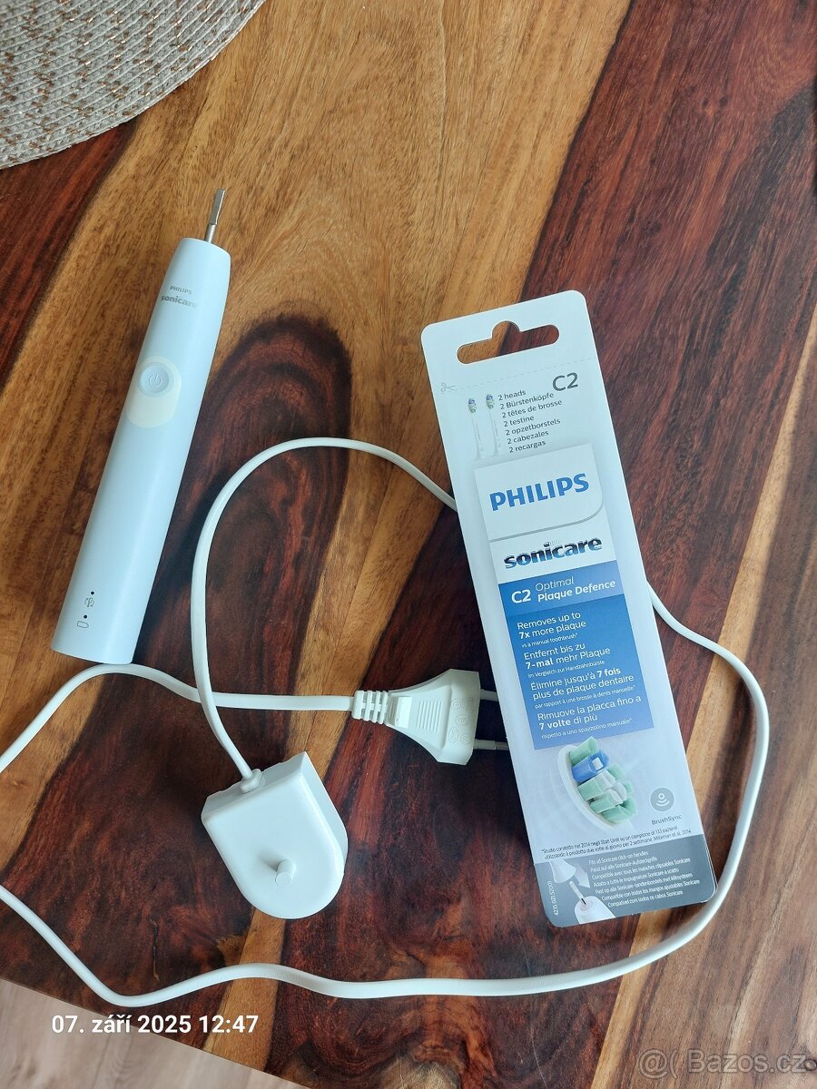 Sonický zubní kartáček