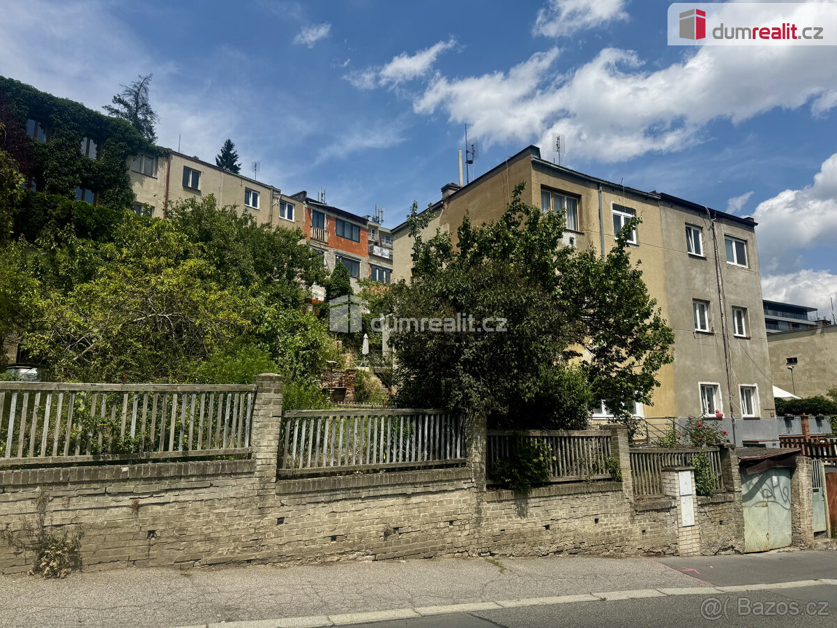 Levá část prvorepublikové vily v srdci Malvazinek