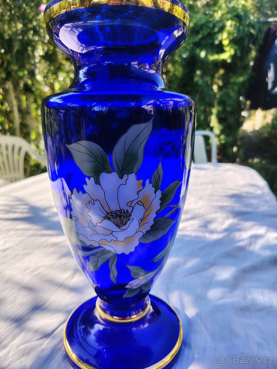Modrá skleněná váza s květinami a pozlacením