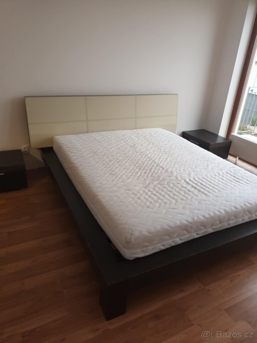 Manželská postel 160x200 (komplet s matrací a stolky)
