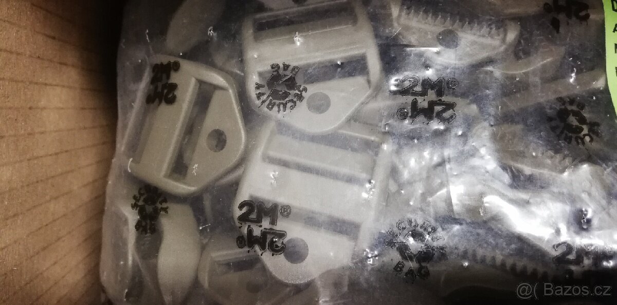 Plastová průvlečka spona přezka na popruh 25 mm