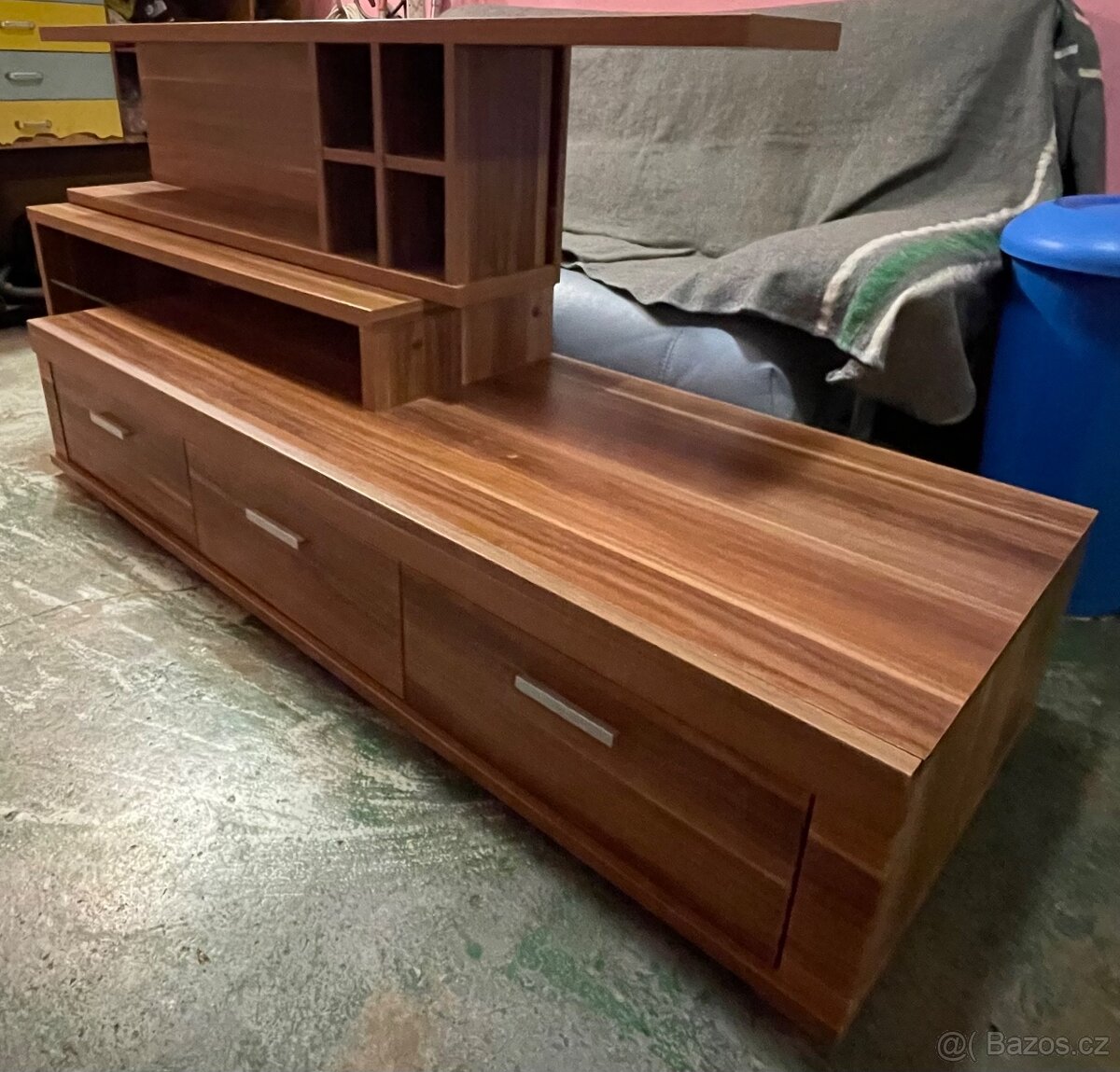 TV stolek vč. nástavby + police