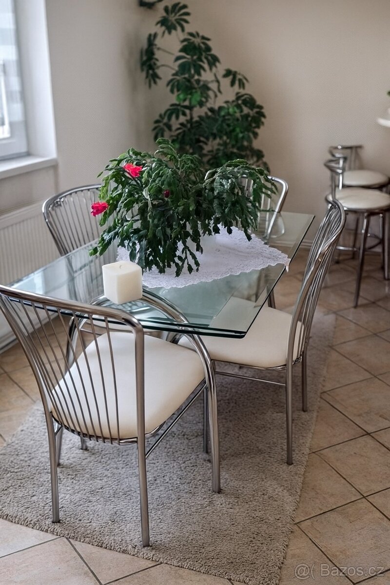 Jídelní stůl a čtyři židle