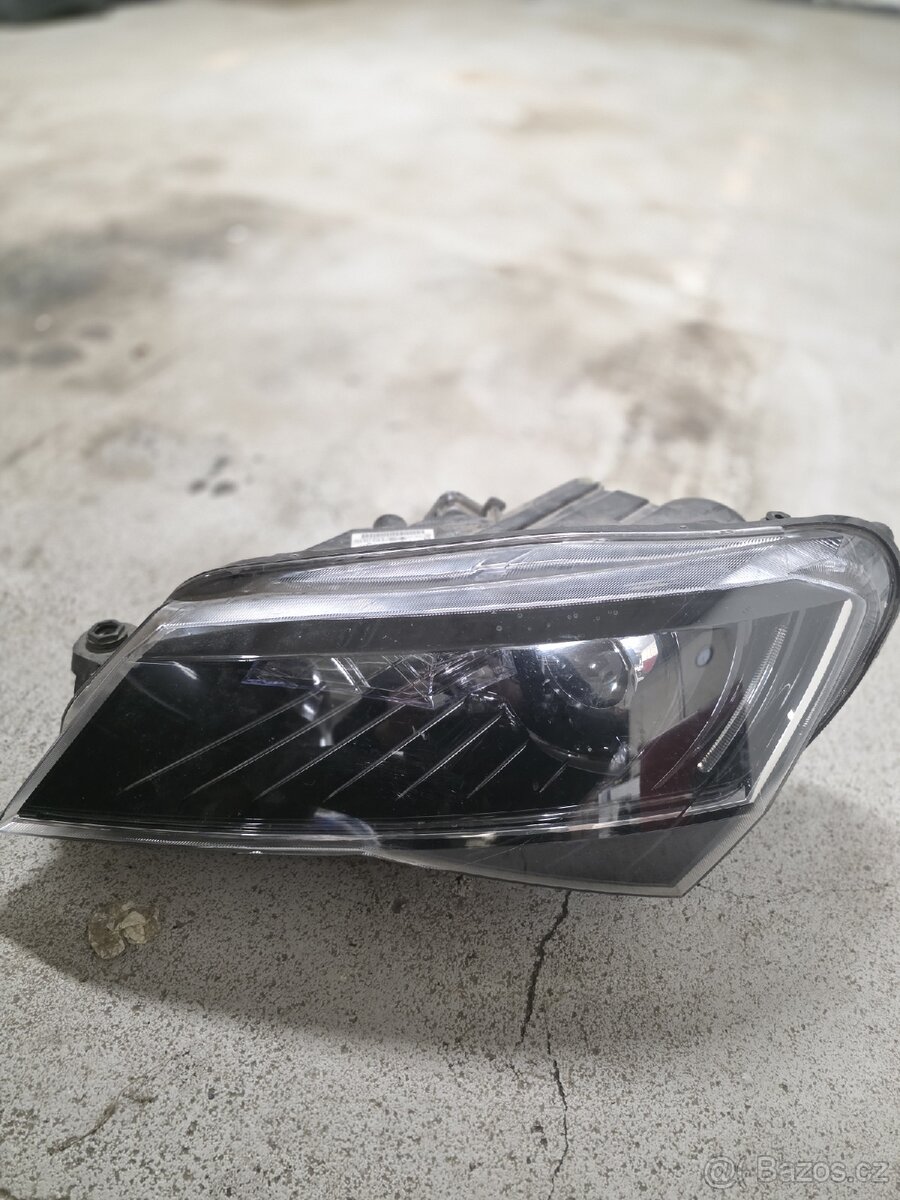 Světlo predni škoda superb 3