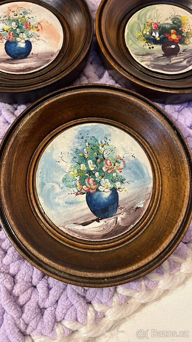 Sada tří malovaných obrázků