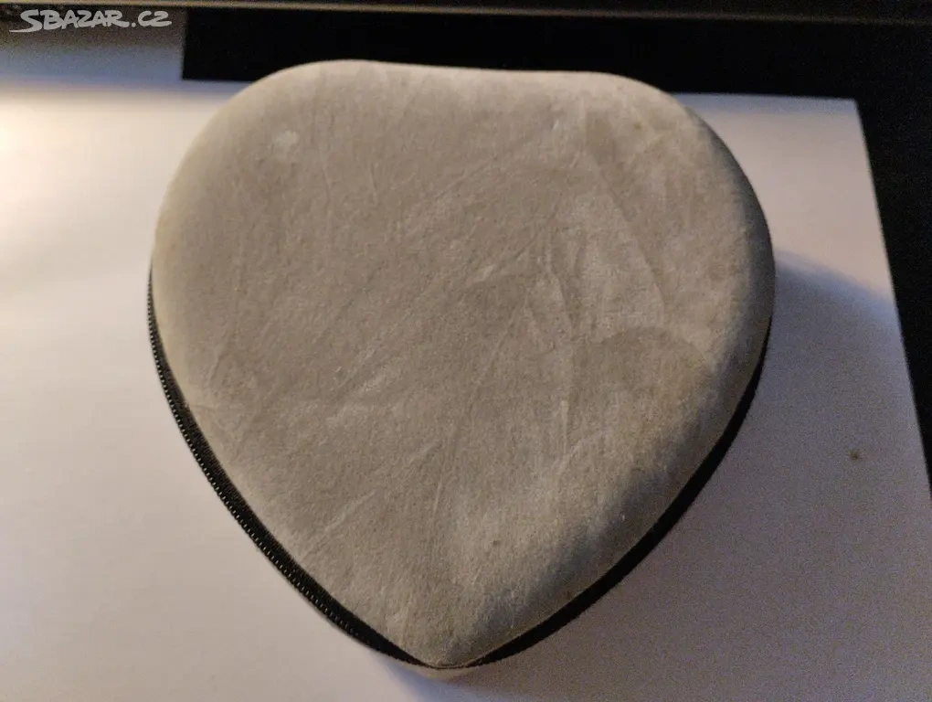 Šedá sametová šperkovnice ve tvaru srdce