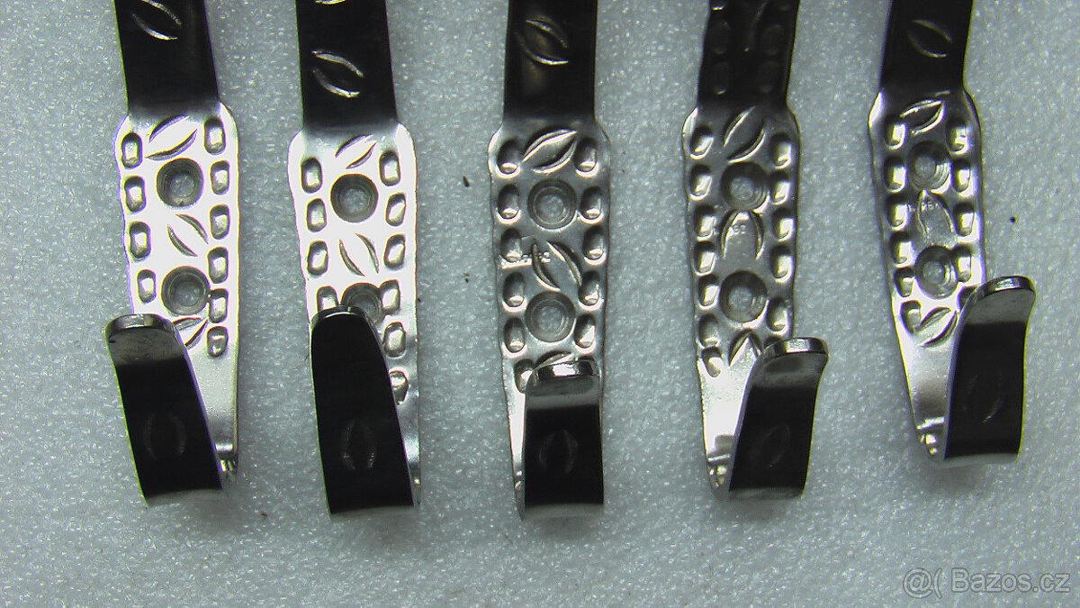 ZDOBENÉ VĚŠÁKOVÉ DRŽÁKY