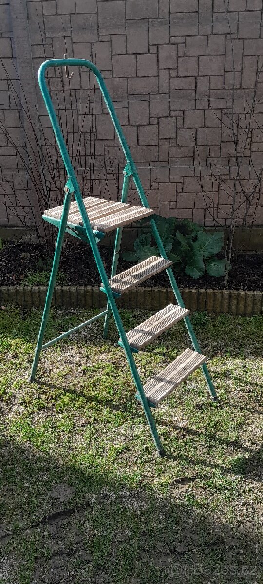 Prodám štafle s železnou konstrukcí a dřevěnými schůdky.
