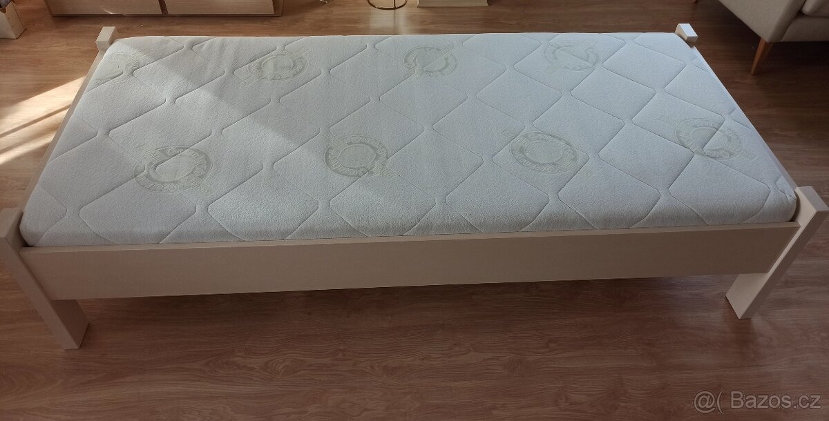 postel s roštem a matrací