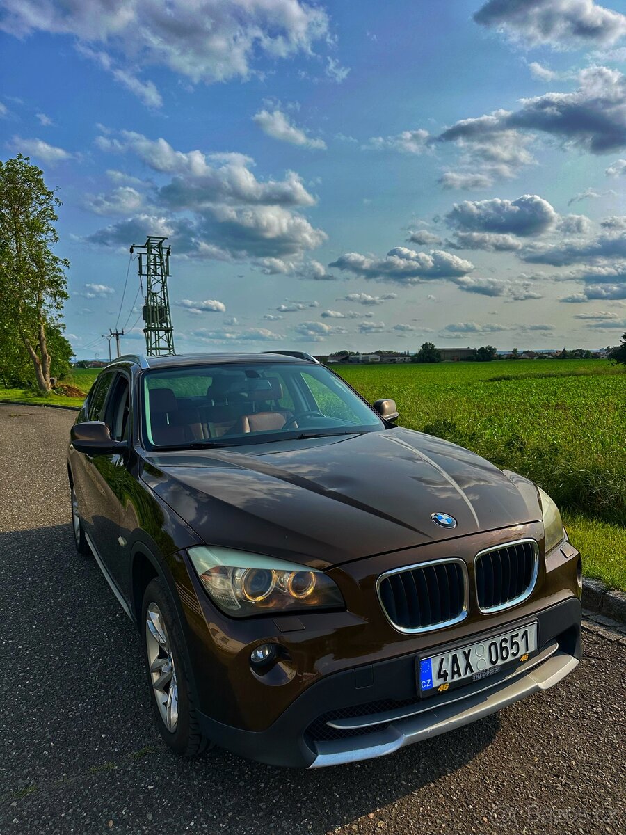 BMW X1 2,0D 130KW N47 Marrakesh brown, červená kůže