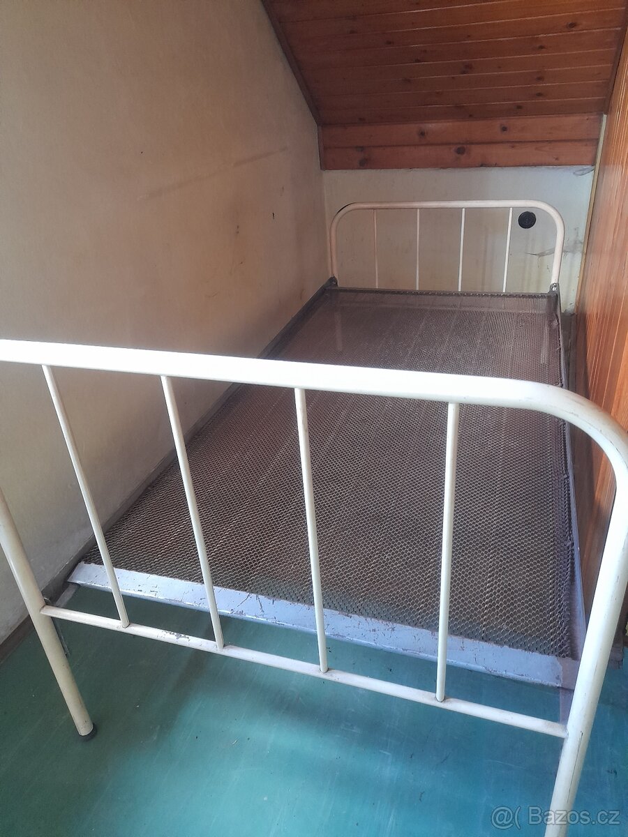 Retro kovová postel