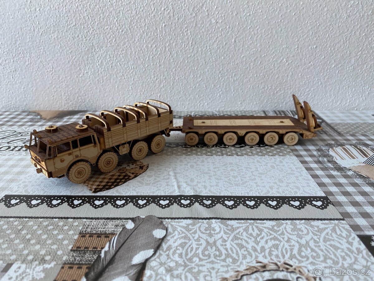 Nový dřevěný model Tatra 813 8x8 KOLOS s přívěsem P-50 N