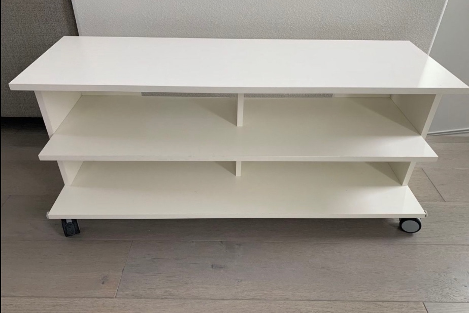 Ikea Benno - bílý TV stolek / knihovnička /