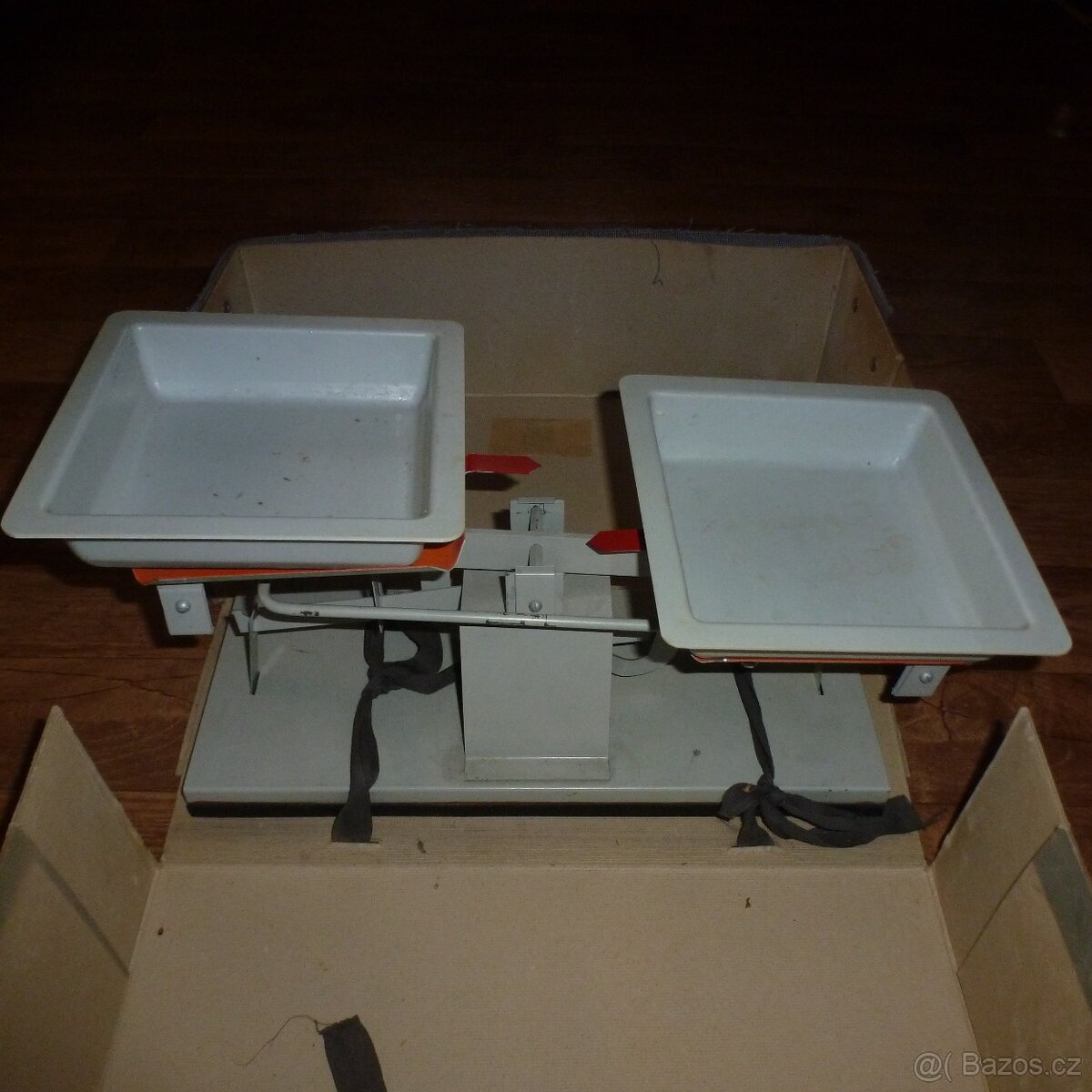 Starožitná kovová kuchyňská váha + 2 sady závaží