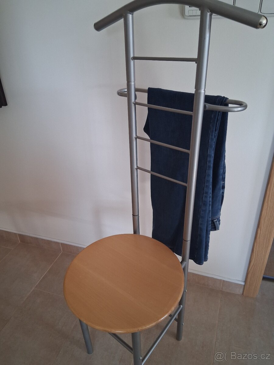 Kovový "sluha" se sedátkem