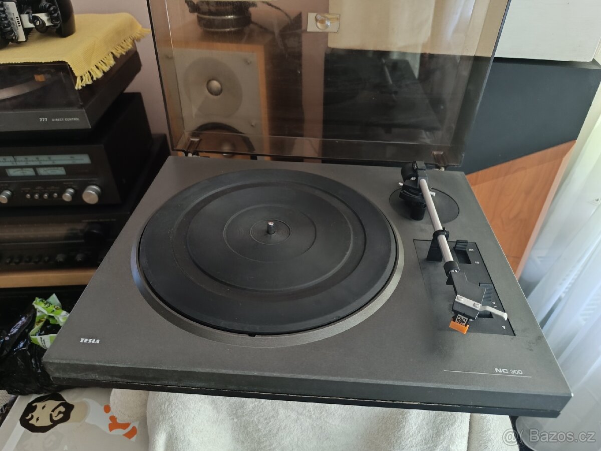 Gramofon Tesla NZ 300