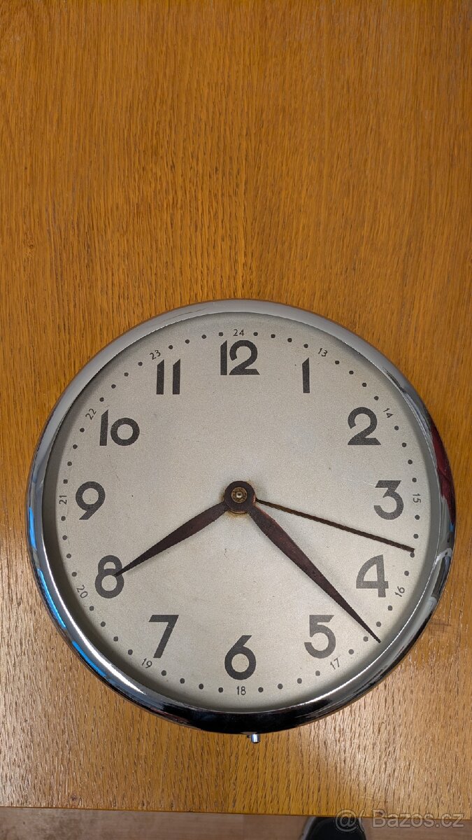 starožitné nástěnné hodiny chromované