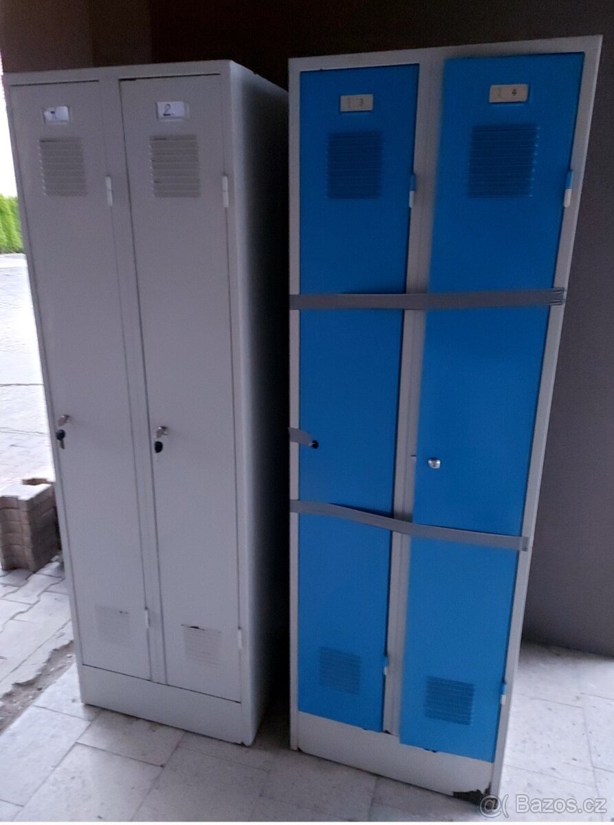 Šatní vysoké plechové dvojskříňky - zachovalé