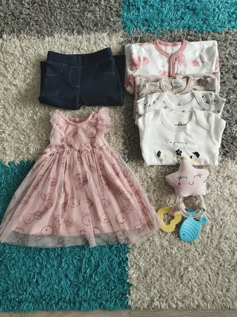 Balík oblečení pro holčičku