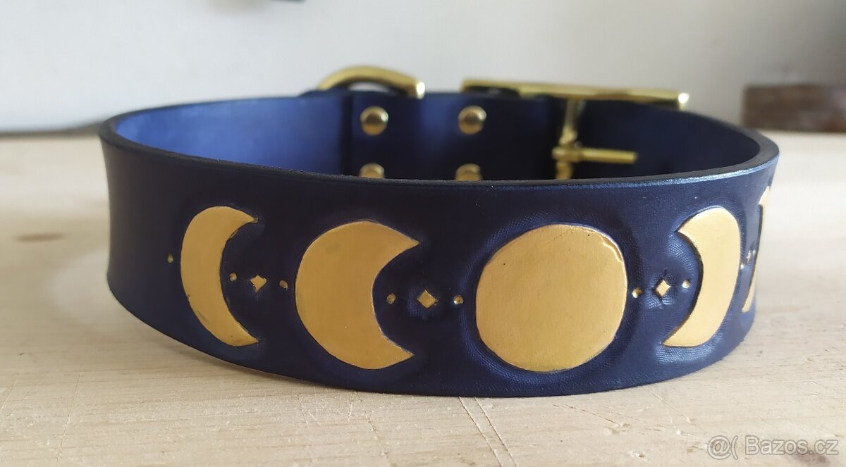 Ručně zdobený modro-zlatý kožený obojek