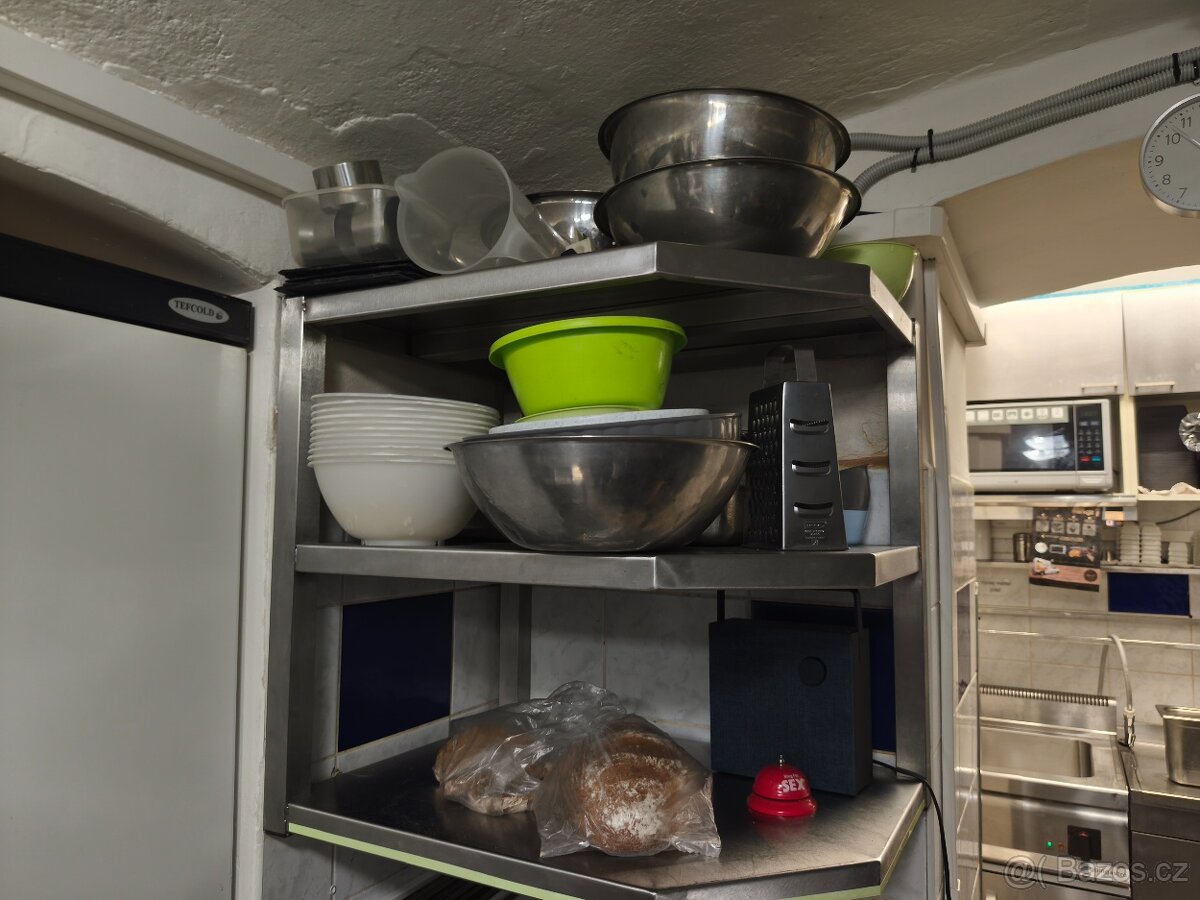 Výdejní stojan na kořeni a gesto