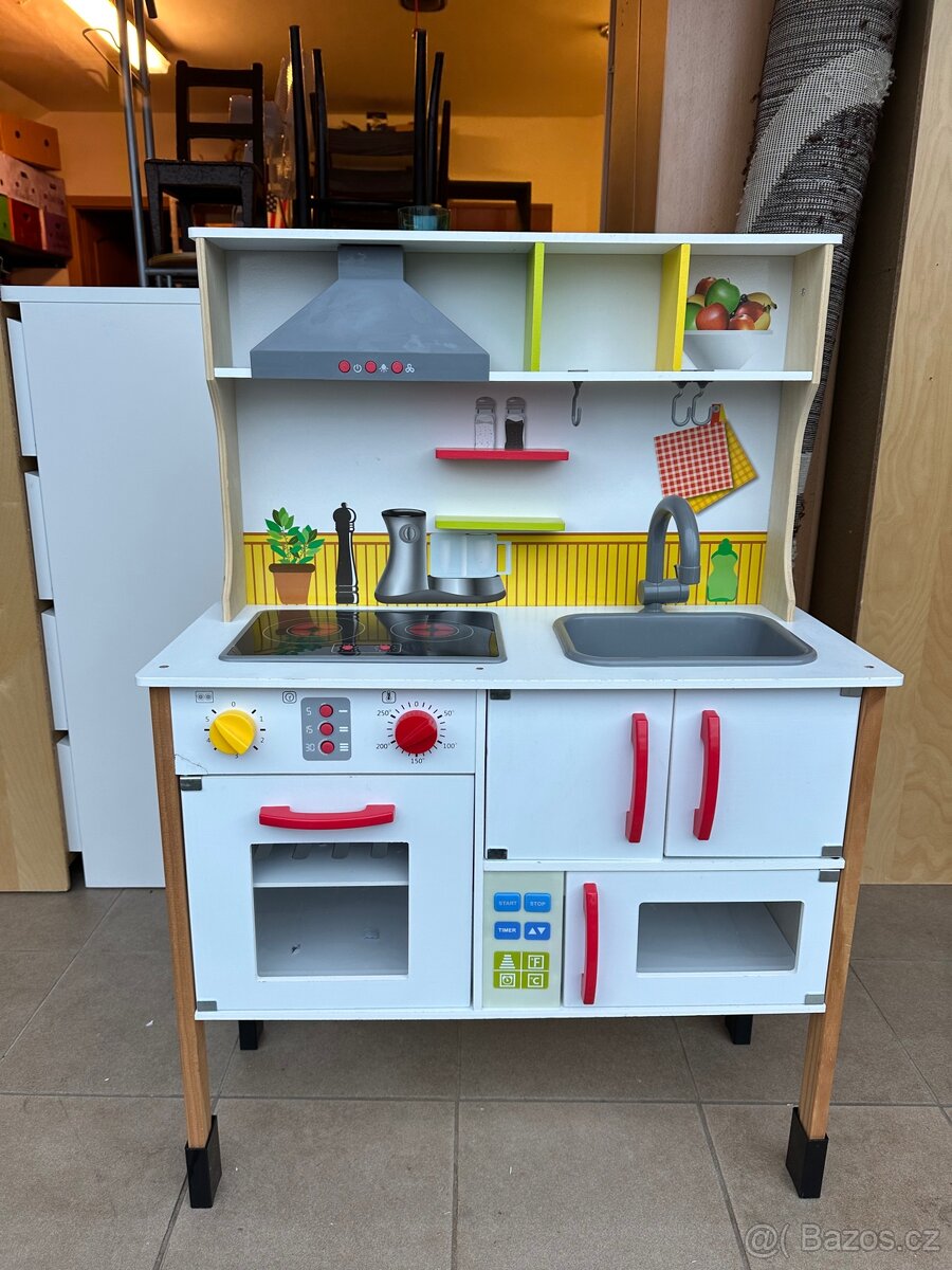 Dětská dřevěná kuchyňka Playtive Junior