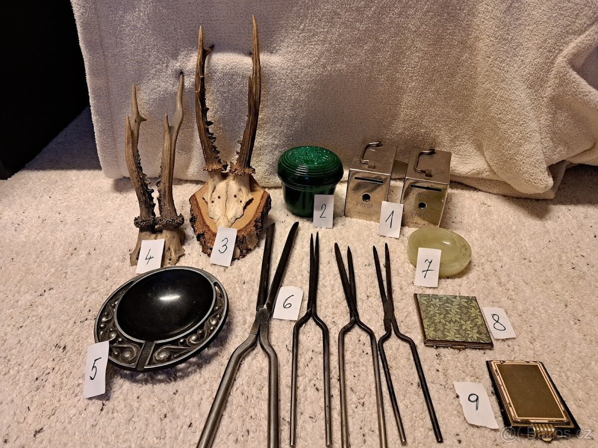 různé starožitné věci