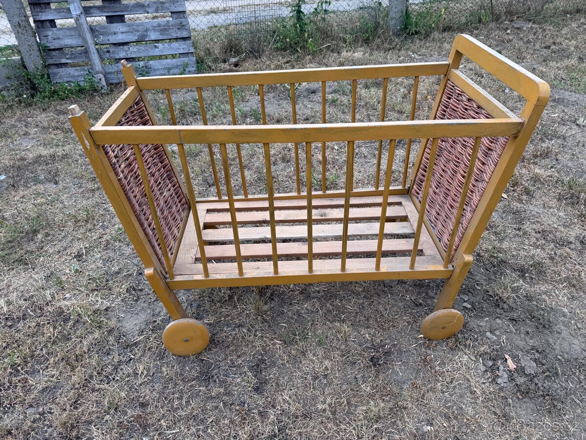 STAROŽITNÁ DĚTSKÁ POSTÝLKA