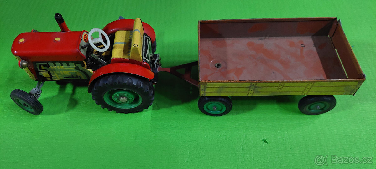 Retro kovovy traktor na setrvacnik